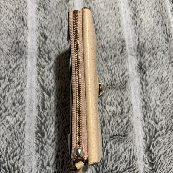 CHLOE LONG ELSIE WALLET zip-around, with a signature floral turn-lock closure. - Picture 3 of 14